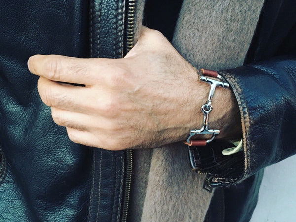 Double leather bracelet with stirrup