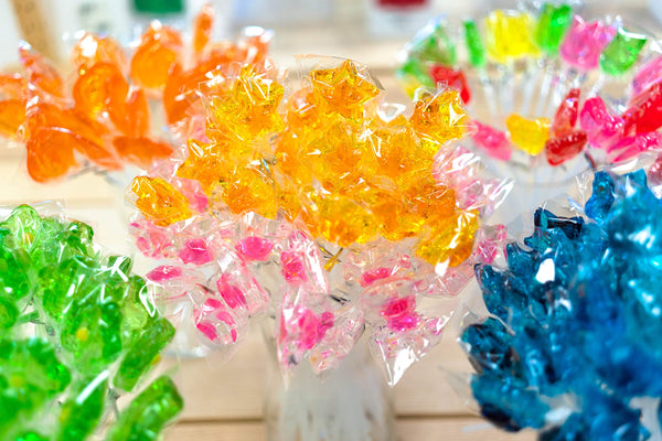 Twinkle Pops Lollipop, Daisy Shapes (Pack of 100 Lollipops), 12 inch Long Lollipop Stem, Handcrafted in USA, 6 Vibrant Colors, Fruit Flavors, 37.80 Ounce by Sparko Sweets